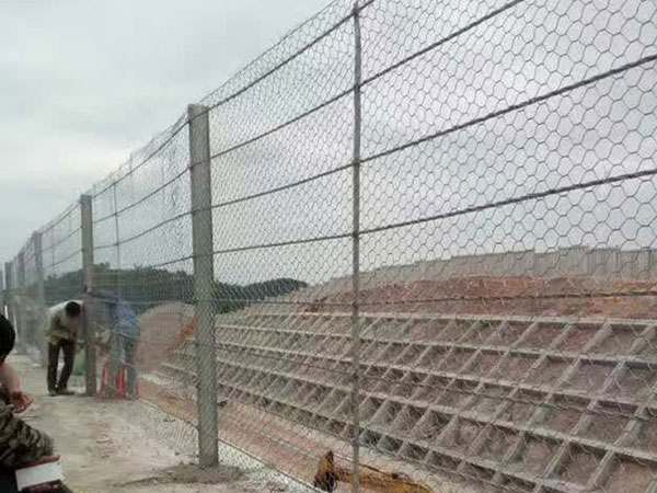 刚性防护网
